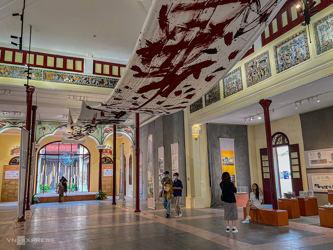 Tại gian chính tác phẩm nghệ thuật thư pháp "Rồng rắn lên mây" được treo nổi bật trên trần nhà. (Nguồn ảnh: vnexpress.net)